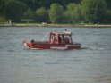 Kleine Yacht abgebrannt Koeln Hoehe Zoobruecke Rheinpark P043